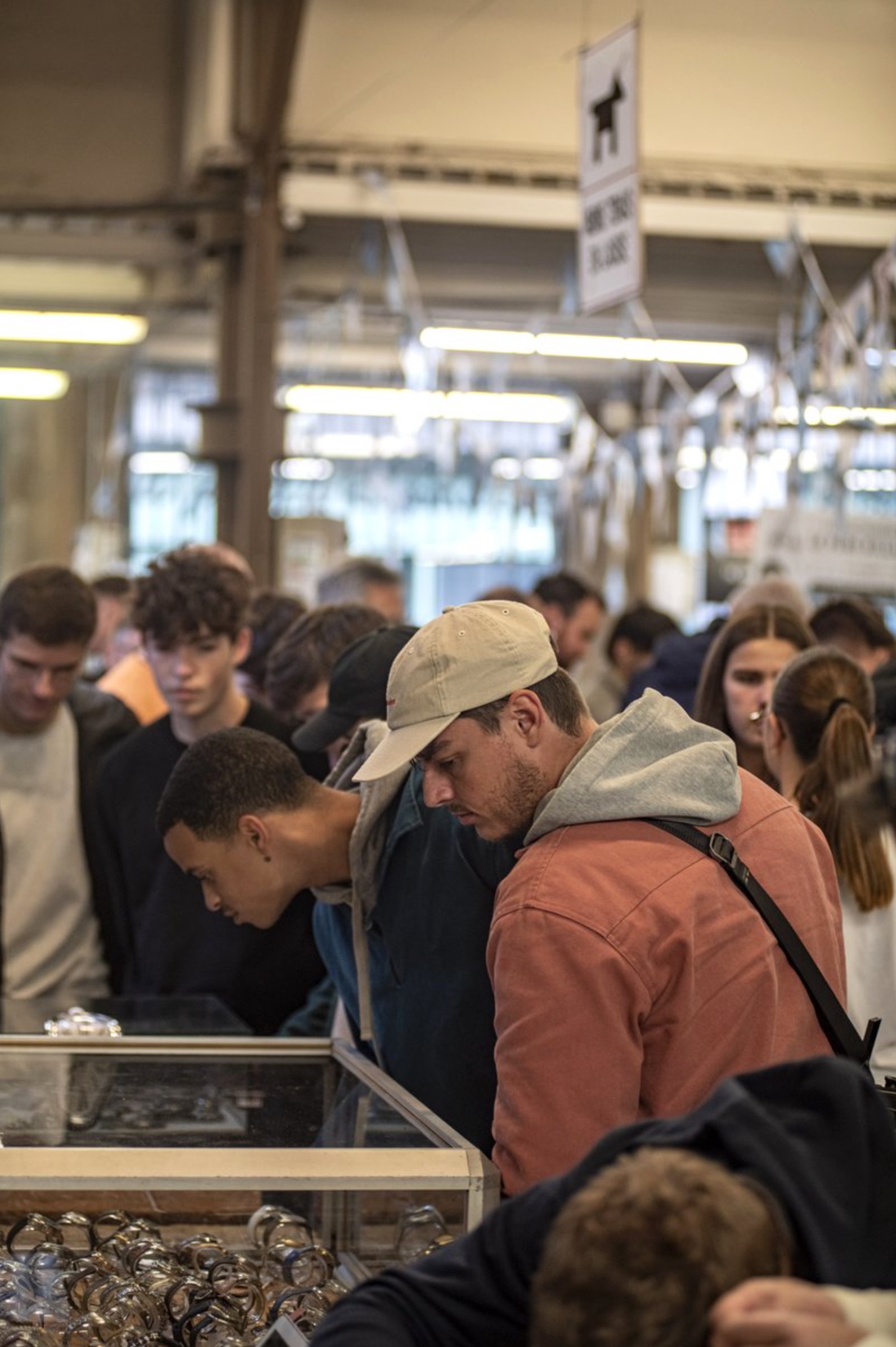 Visiteurs découvrant des montres à une bourse horlogère